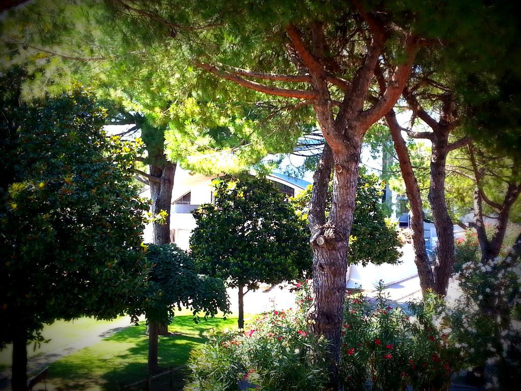Hotel Zen Lignano Sabbiadoro Bagian luar foto