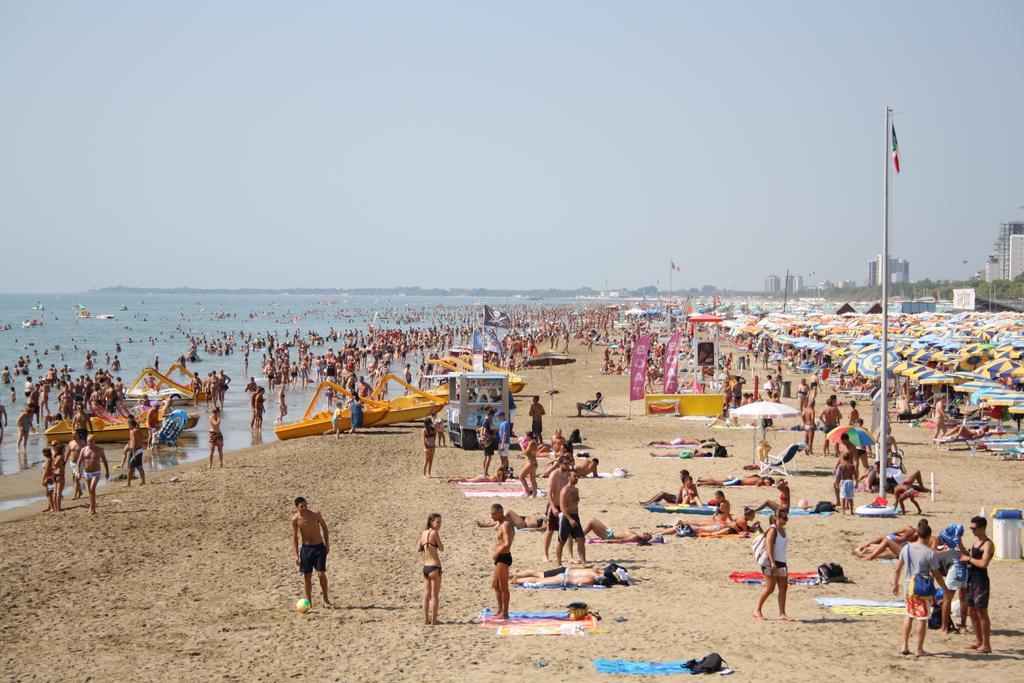 Hotel Zen Lignano Sabbiadoro Bagian luar foto