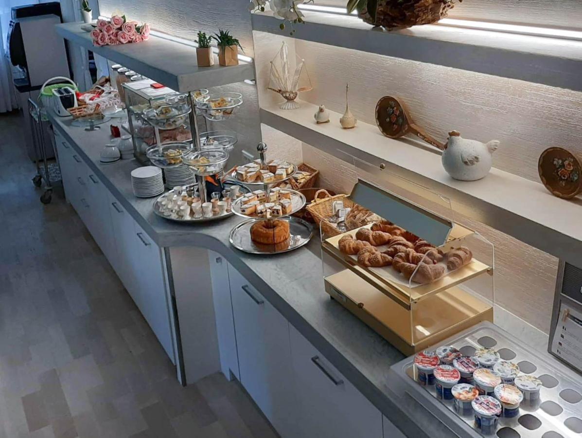 Hotel Zen Lignano Sabbiadoro Bagian luar foto