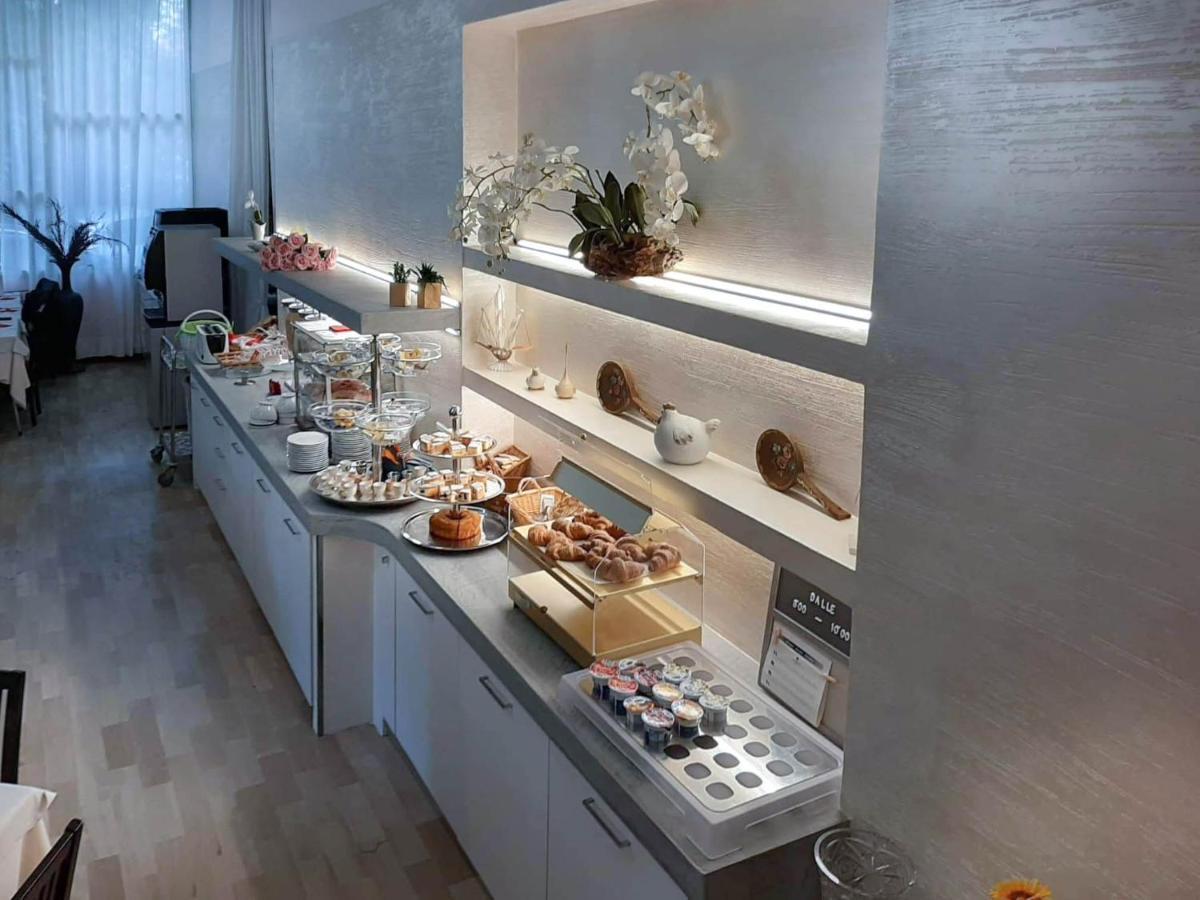 Hotel Zen Lignano Sabbiadoro Bagian luar foto