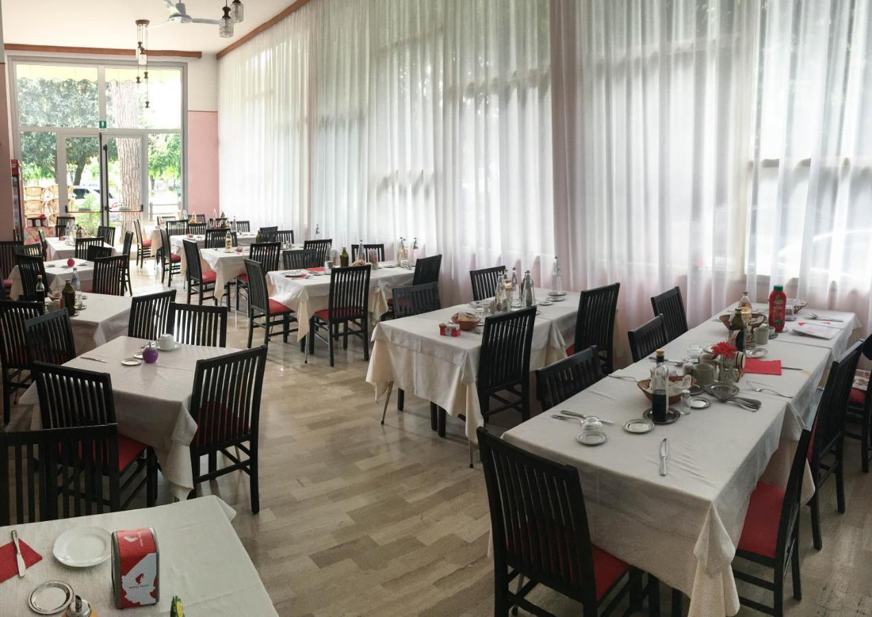 Hotel Zen Lignano Sabbiadoro Bagian luar foto