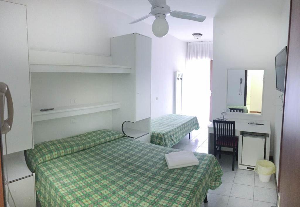 Hotel Zen Lignano Sabbiadoro Bagian luar foto