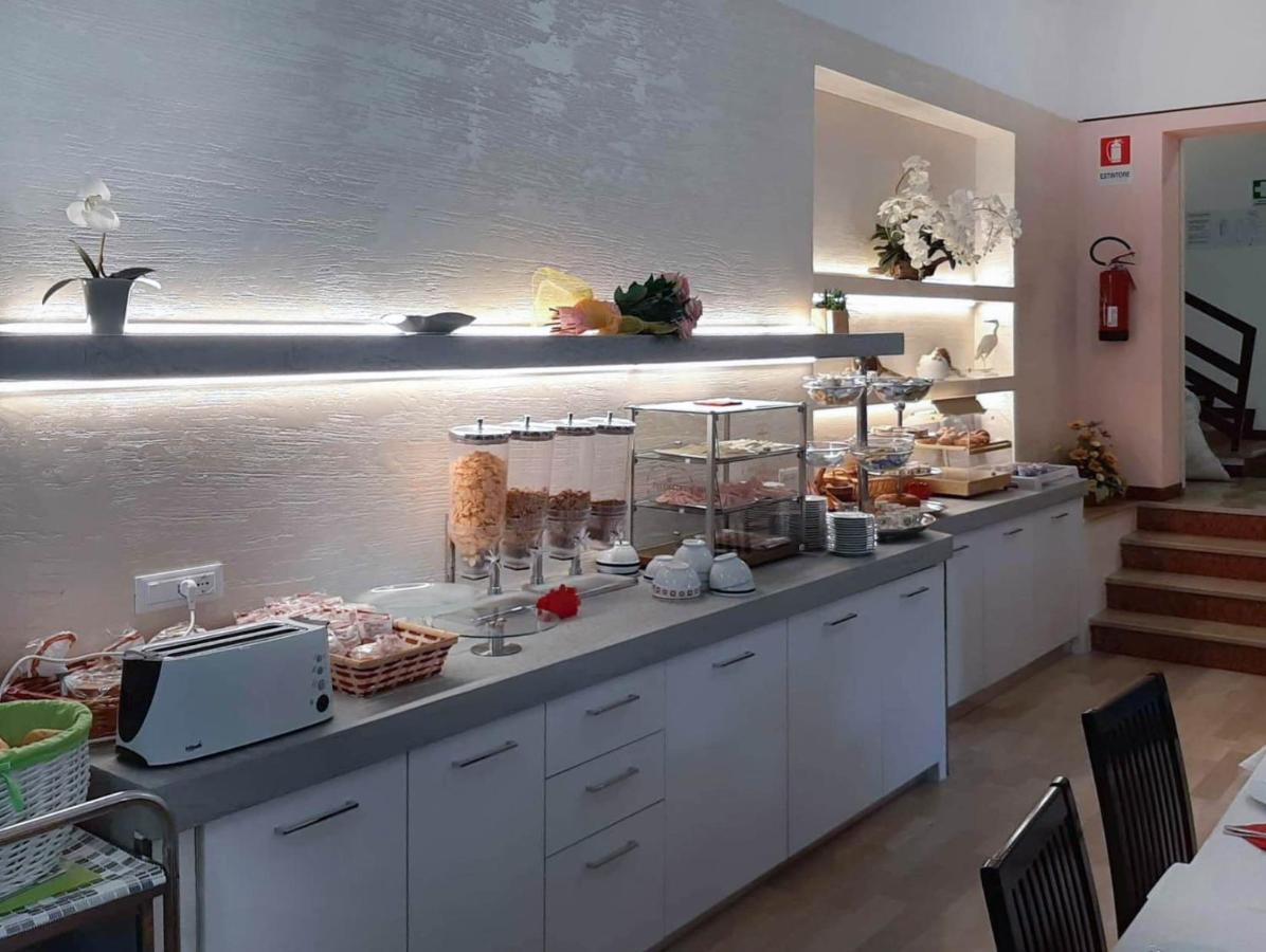 Hotel Zen Lignano Sabbiadoro Bagian luar foto