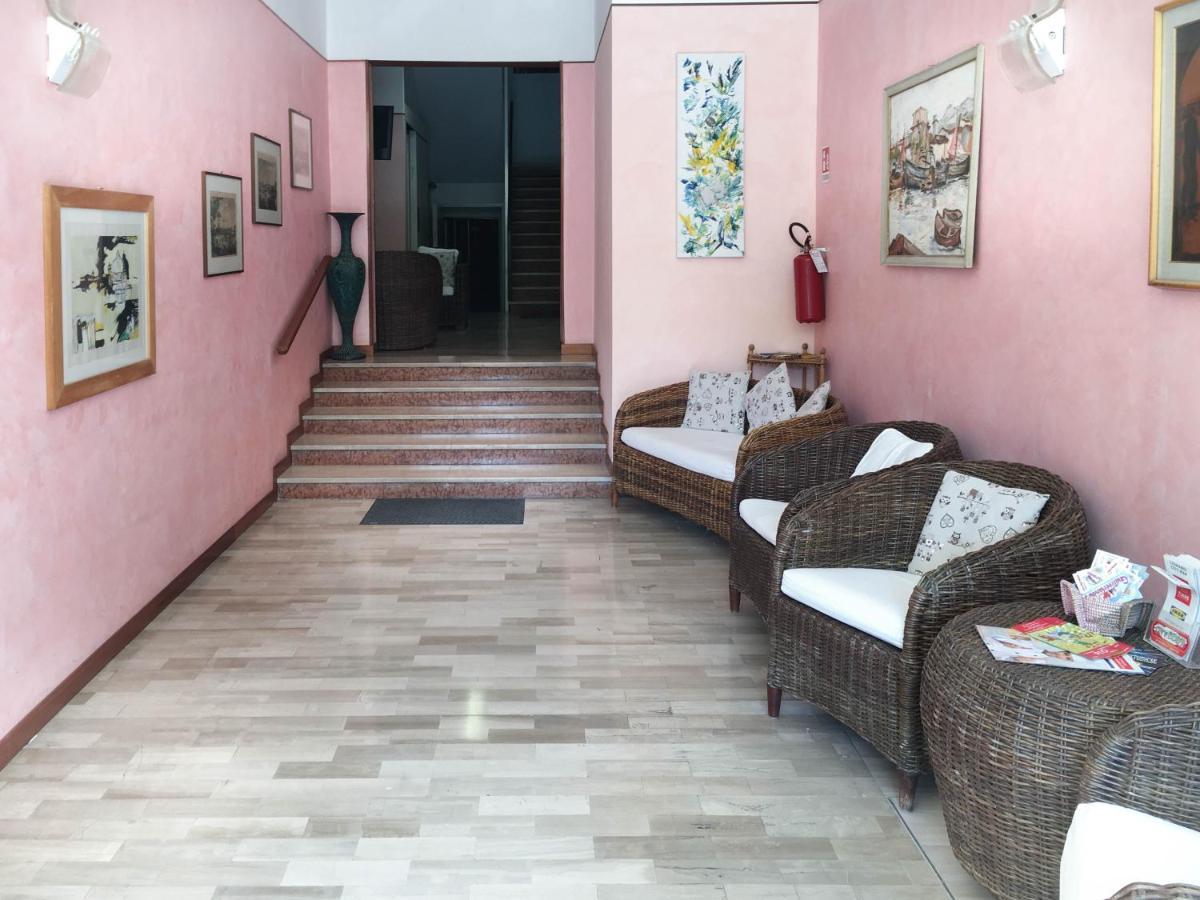 Hotel Zen Lignano Sabbiadoro Bagian luar foto